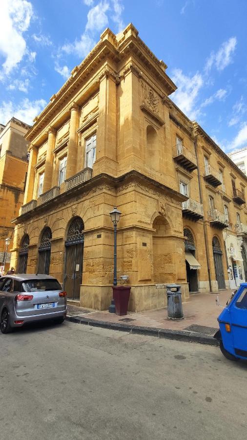 Palazzo Caratozzolo *